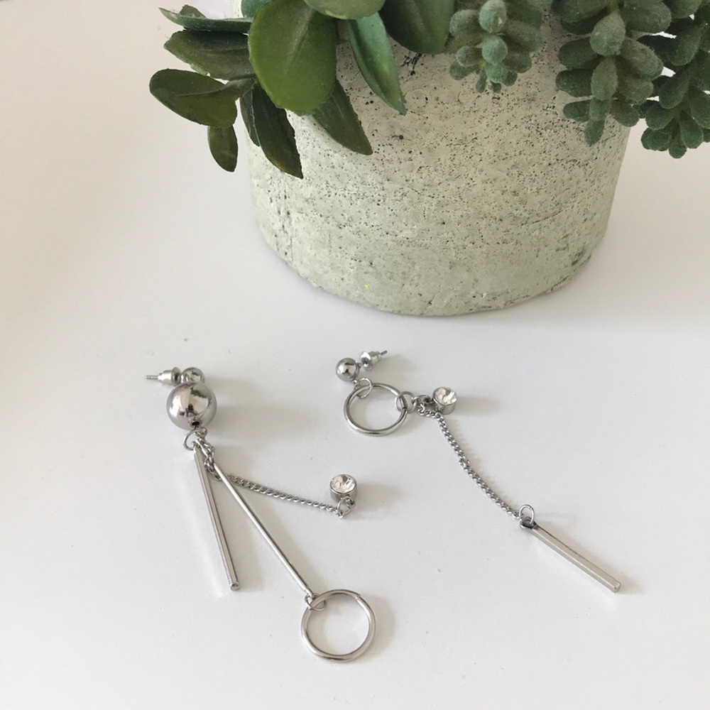 Cool 😎 Modern Contemporary unmatch earring !!